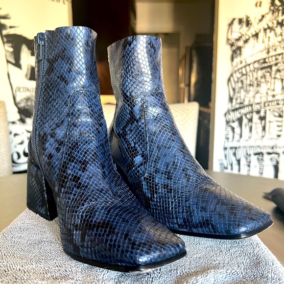 Blue and black snakeskin ankle boots - Picture 6 of 10